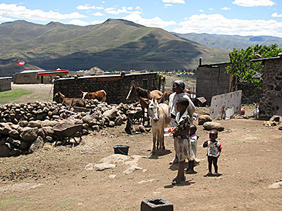 Traditionelles Village im Lesotho-Hochland